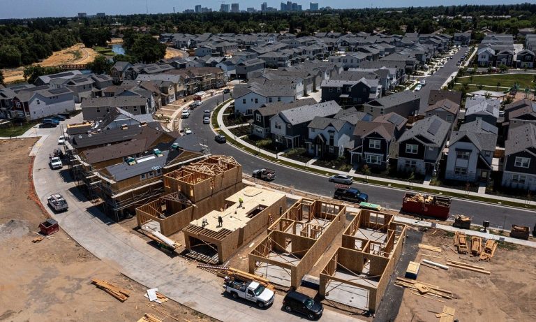 Homebuilder sentiment plummets as mortgage rates surge again
