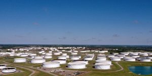 U.S. oil prices settle at lowest in a month, pressured by the outlook for demand