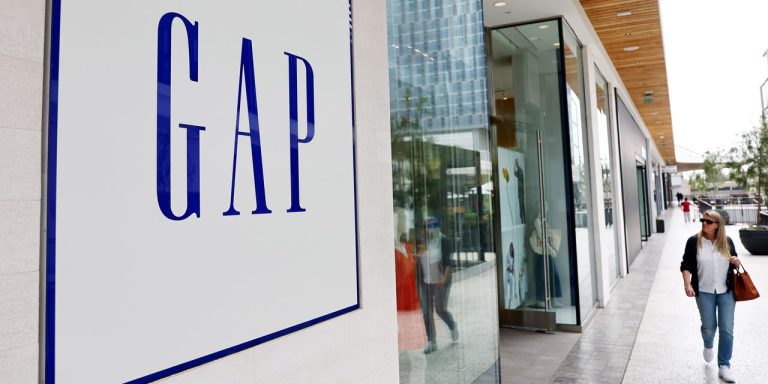 Gap reports a mixed quarter, and stock wavers