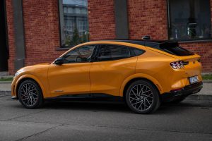 12 Electric and Hybrid Vehicles That Get a $7,500 Tax Credit