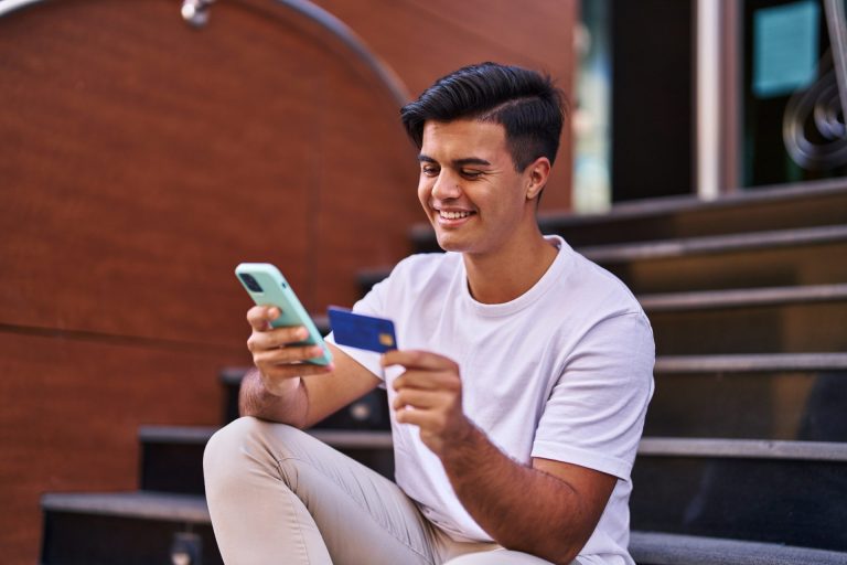 The 3 Best Rewards Credit Cards With No Fees, According to Shoppers