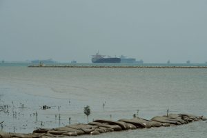 WTI oil stabilizes near $76 amid geopolitical calm and market anticipation