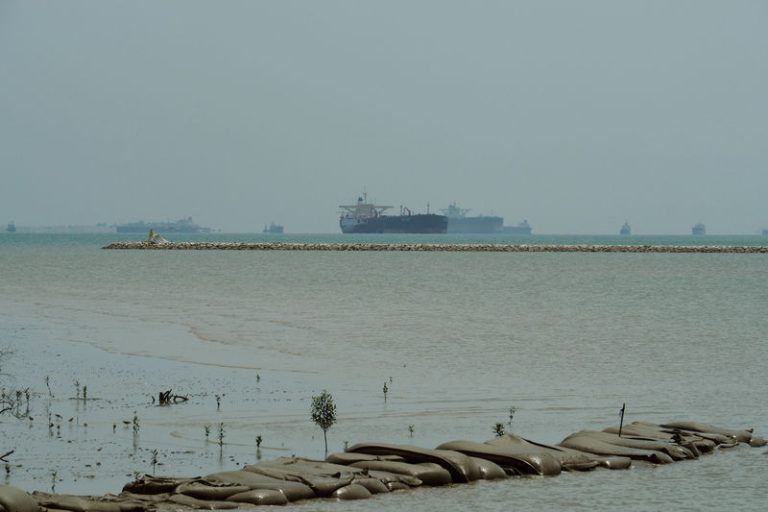 WTI oil stabilizes near $76 amid geopolitical calm and market anticipation