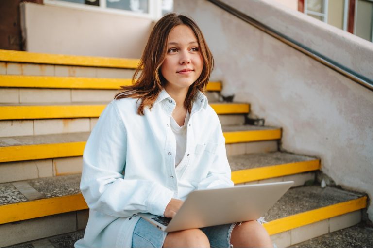 13 Jobs Without College or AI: Salaries Can Start at $70k+