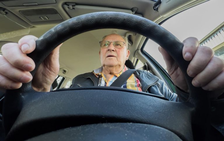 Who Should Stop Your Aging ParentWith Dementia From Driving?